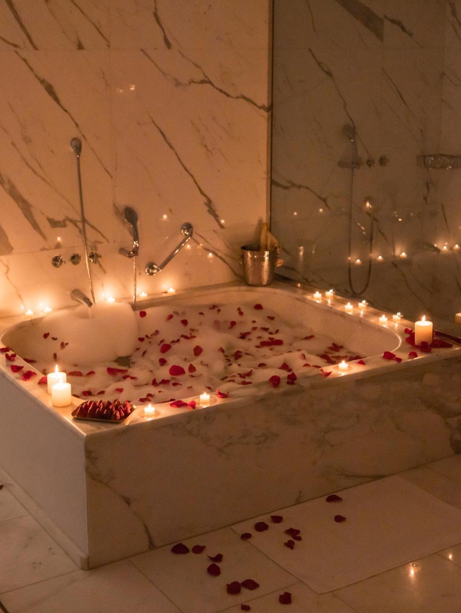 Boscolo Nice Hotel & Spa Exterior foto A bath with rose petals