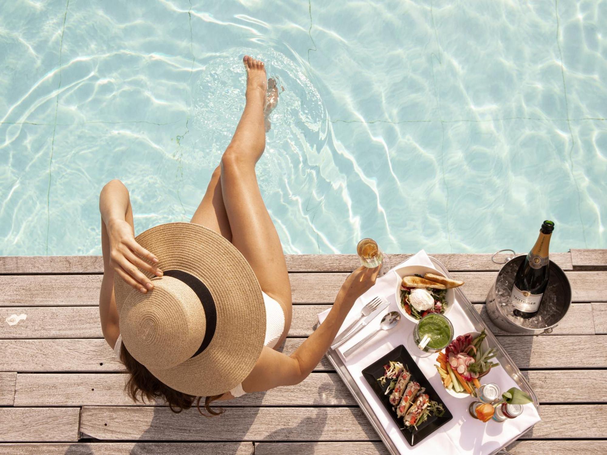 Boscolo Nice Hotel & Spa Exterior foto A woman sunbathing