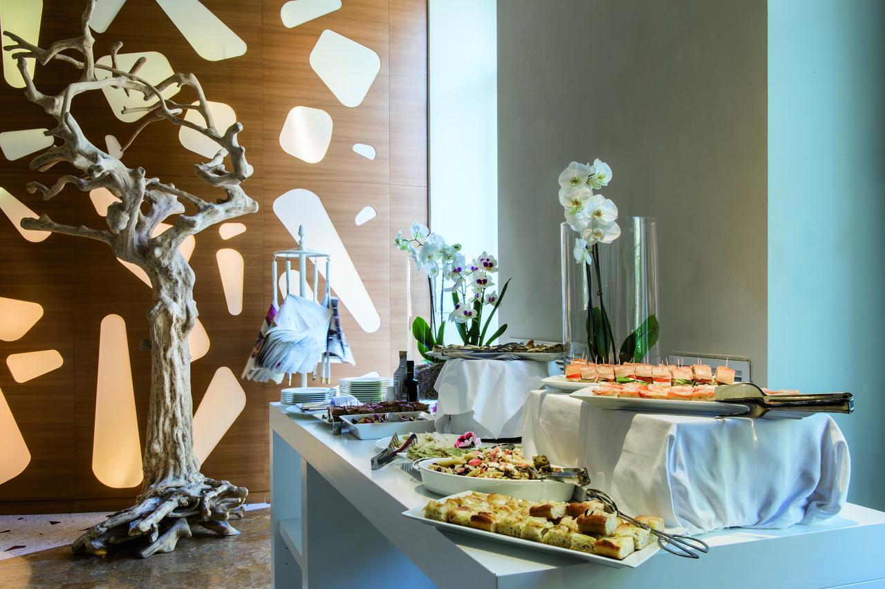 Boscolo Nice Hotel & Spa Exterior foto A buffet at a hotel